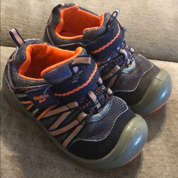 OshKosh B'gosh Other - OshKosh boy’s tennis shoes size 6 4 for $12